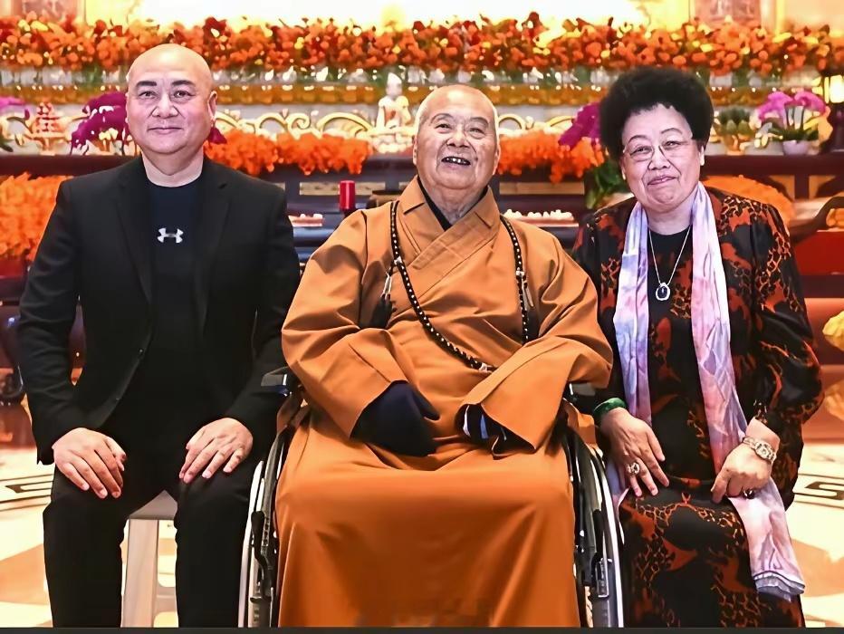 陈丽华生前与丈夫迟重瑞以及星云大师在一起时的留影，星云大师当场赠予他们墨宝。 