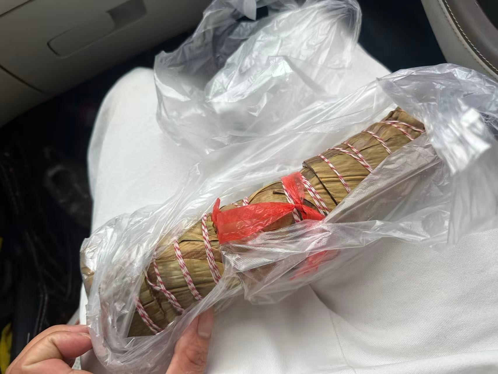 这可能是我买的最大的而且最贵的一个粽子了，里面有腊肉有咸蛋黄，猜一下多少钱