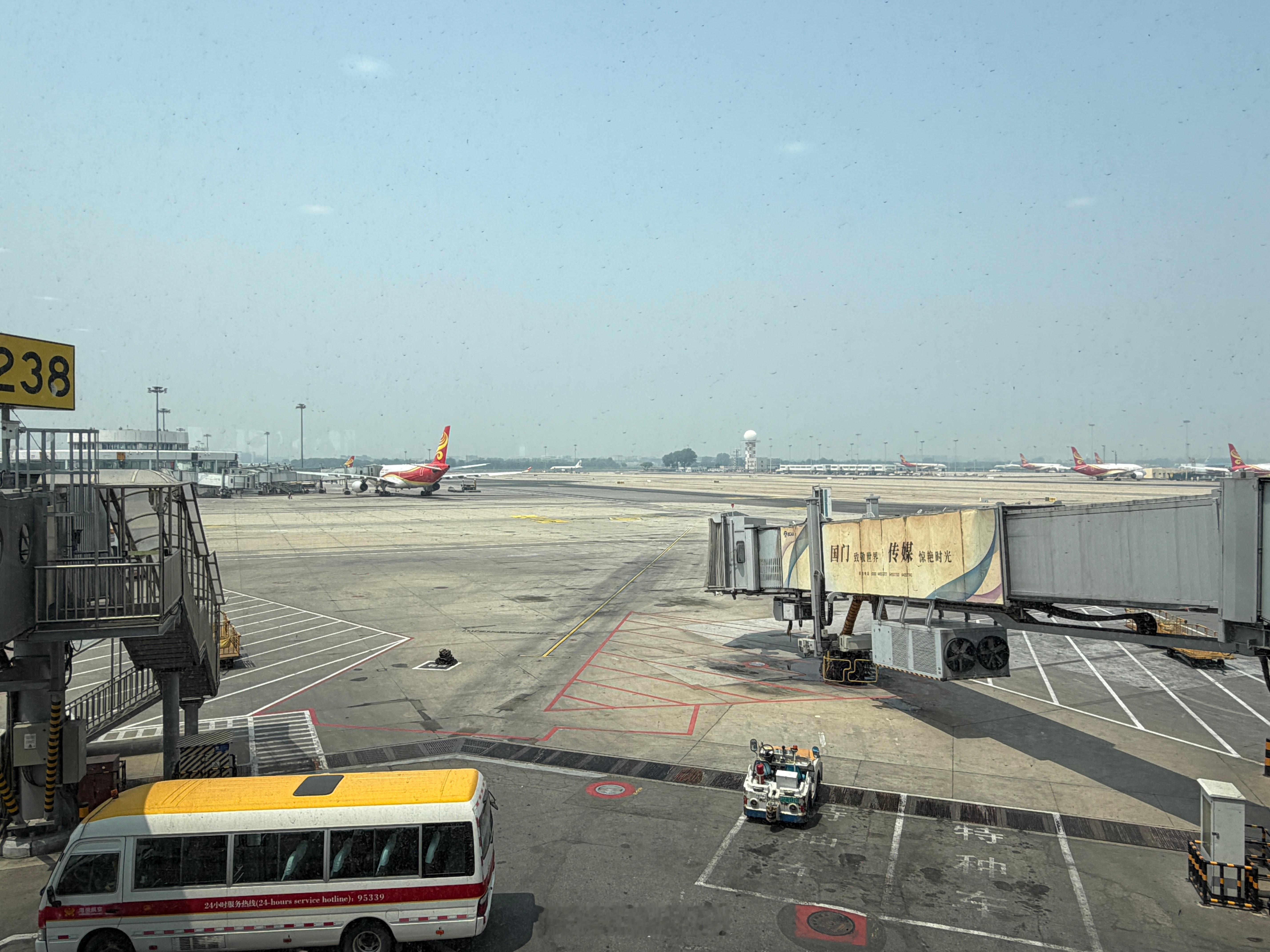 黄仁勋搭空军一号随特朗普访华老黄被临时拉上了空军一号，特朗普时隔九年访华，这次的