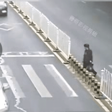 她以为小车司机看到她从斑马线过马路会停下来，小车司机也以为她看到了小汽车也会停下