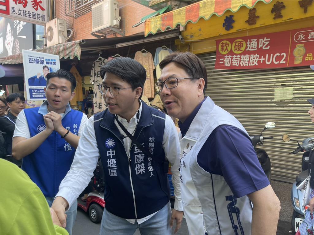 蓝营中坜民调初选在即  新北市副市长刘和然陪彭康杰市场拜票
国民党桃园市议员选战