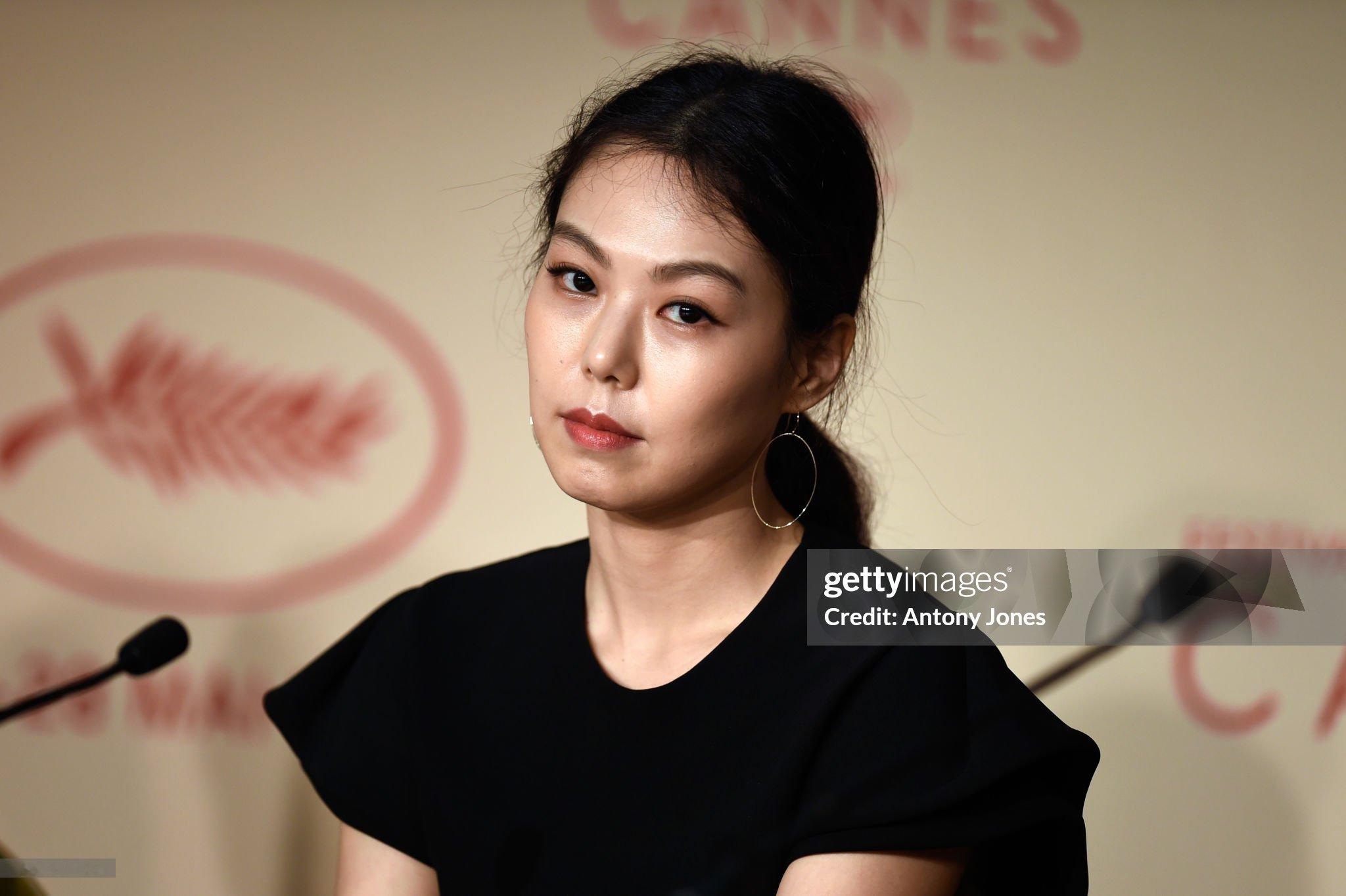 金敏喜注视镜头的这些时刻，冷美人。 