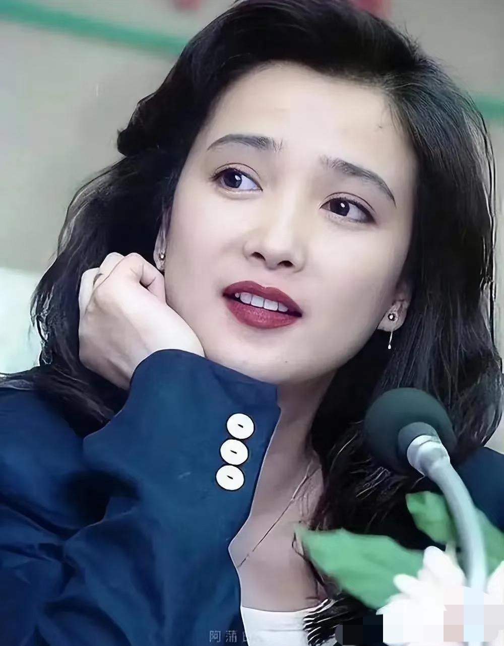 果然，
任何人都抵不过基因，
原来何晴患脑瘤不是突发，而是遗传了父母的基因。
