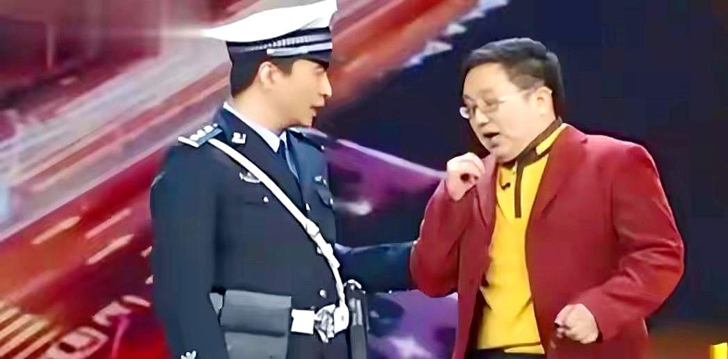 曾经春晚舞台上的绝对红人，63岁的句号如今走在北京街头，手里拎着刚买的菜，竟然沦
