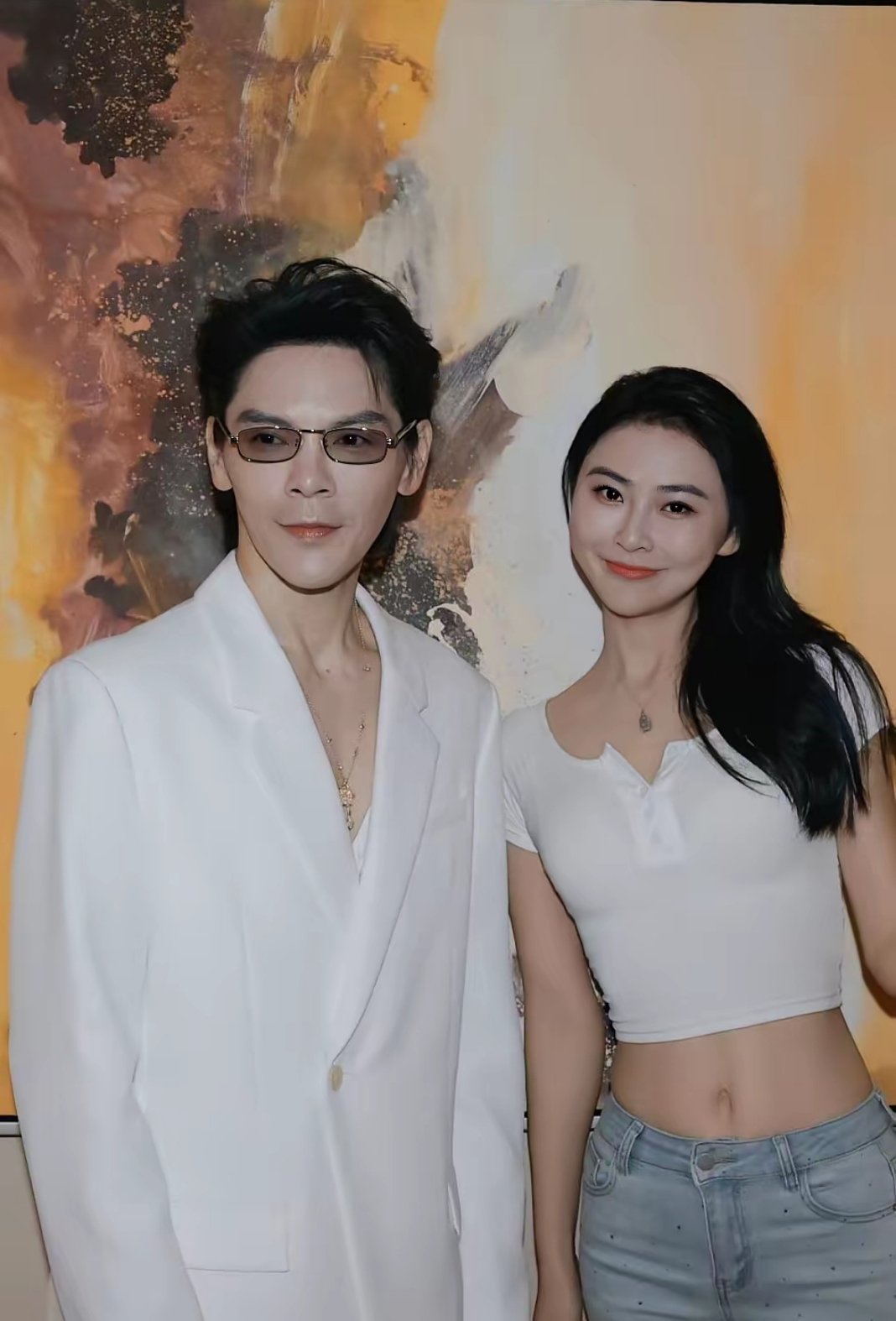 向佐现身南充和吴丹合影，碧婷可得把人盯牢点呀！ 