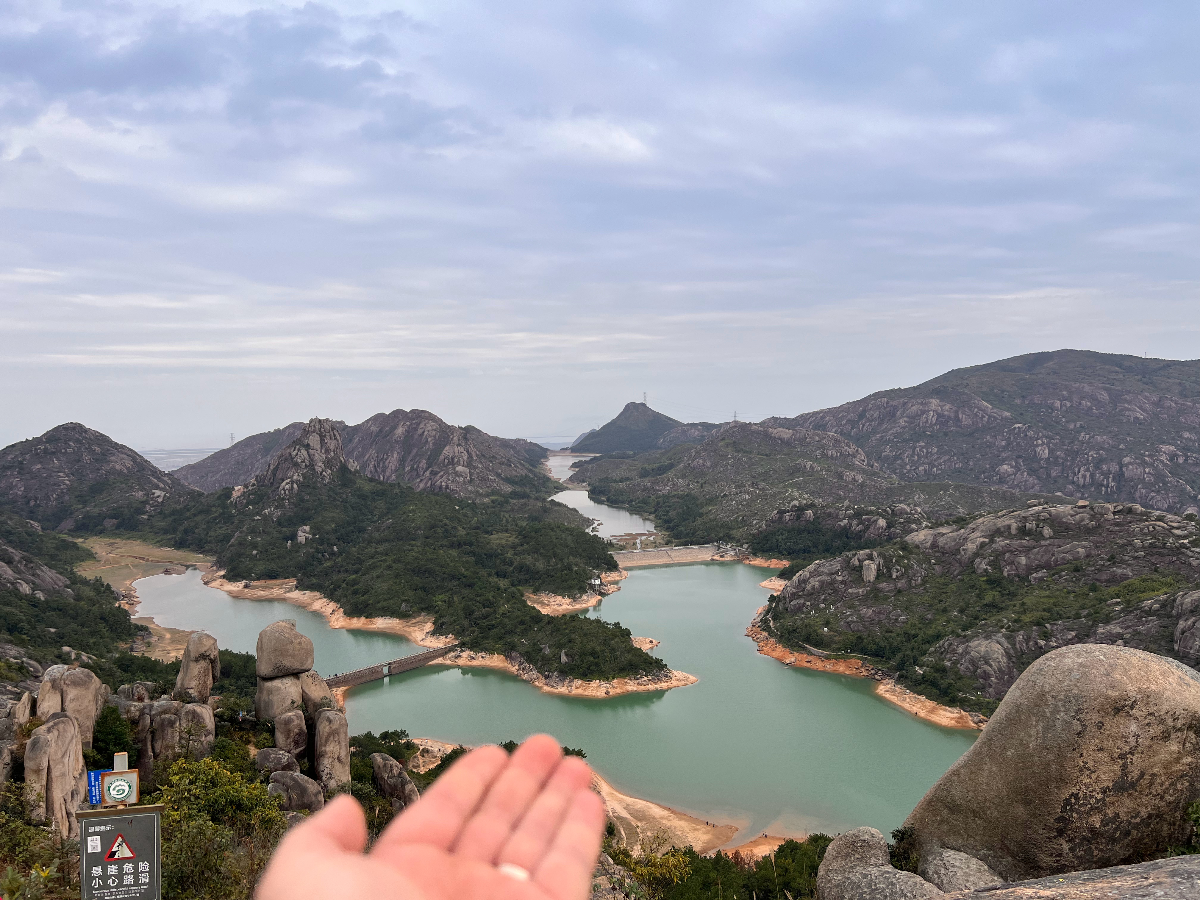 有北京的企业家问：“卢总，本轮A股美股日股的个股均跌20%，该怎么办？”我回复：