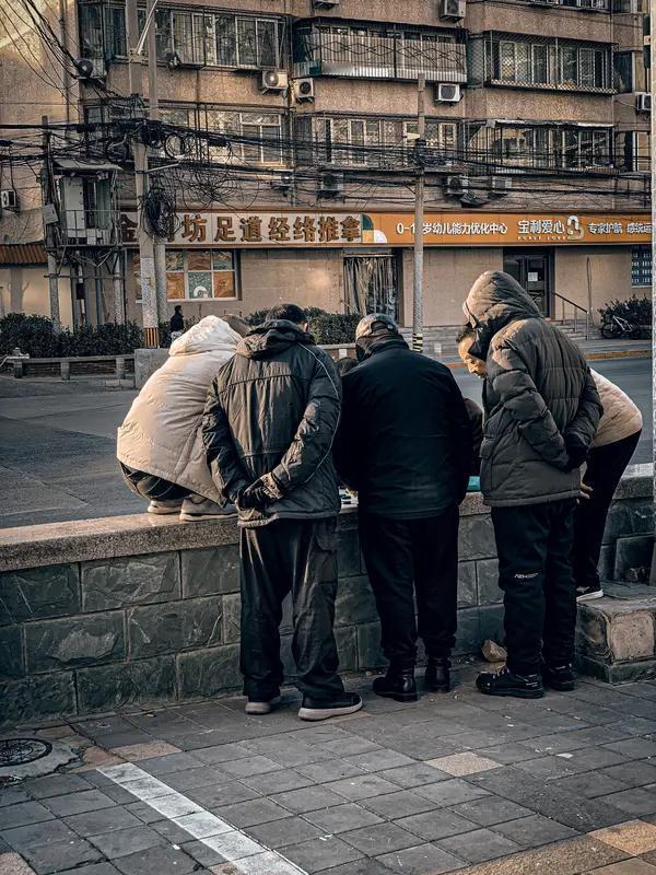 现在物质丰富，可不少人怀念以前的穷日子。以前邻里关系简单纯粹，大家生活条件都不好