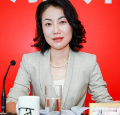我国“天价”女秘书：不仅年薪高达849万，甚至年终奖高达1000万。虽说，已年近