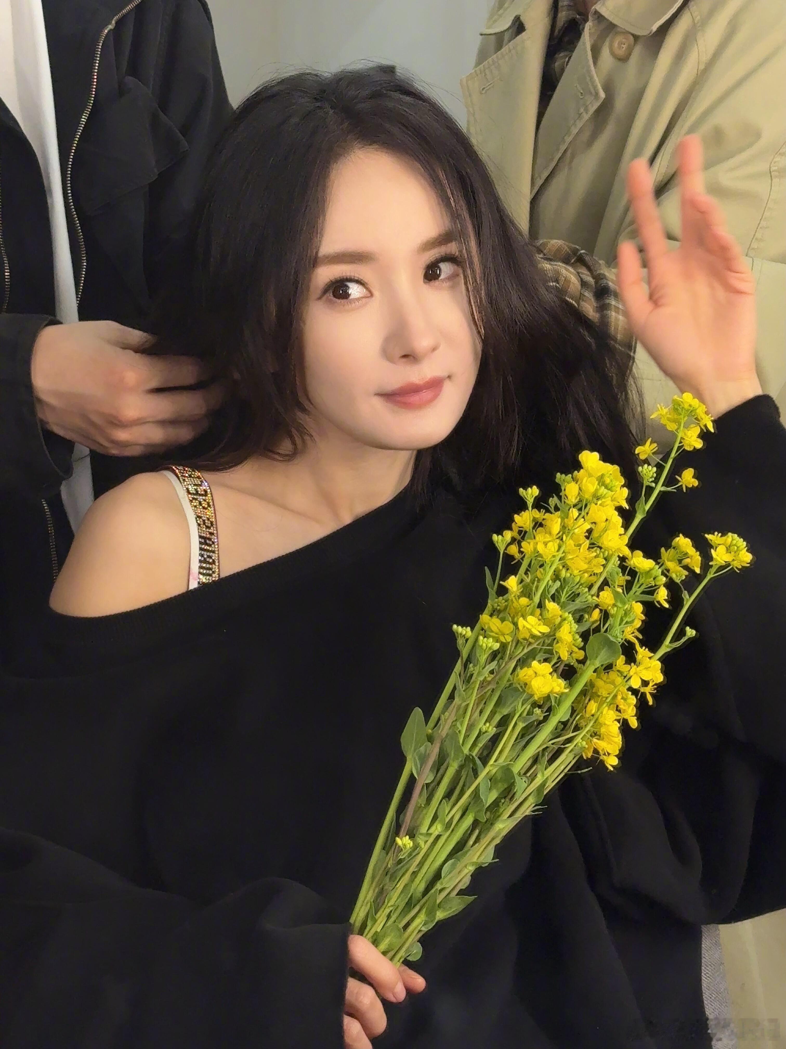 这就是live存在的意义吧，记录这些鲜艳活泼的时刻，杨幂私下真的好可爱啊！杨幂私