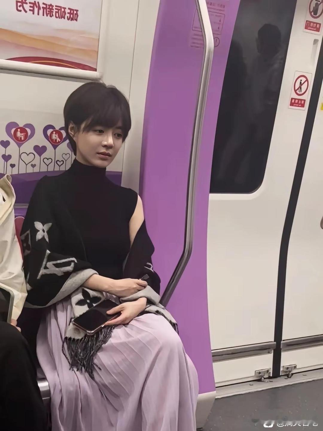 地铁上遇到个女孩，月薪5000敢追吗