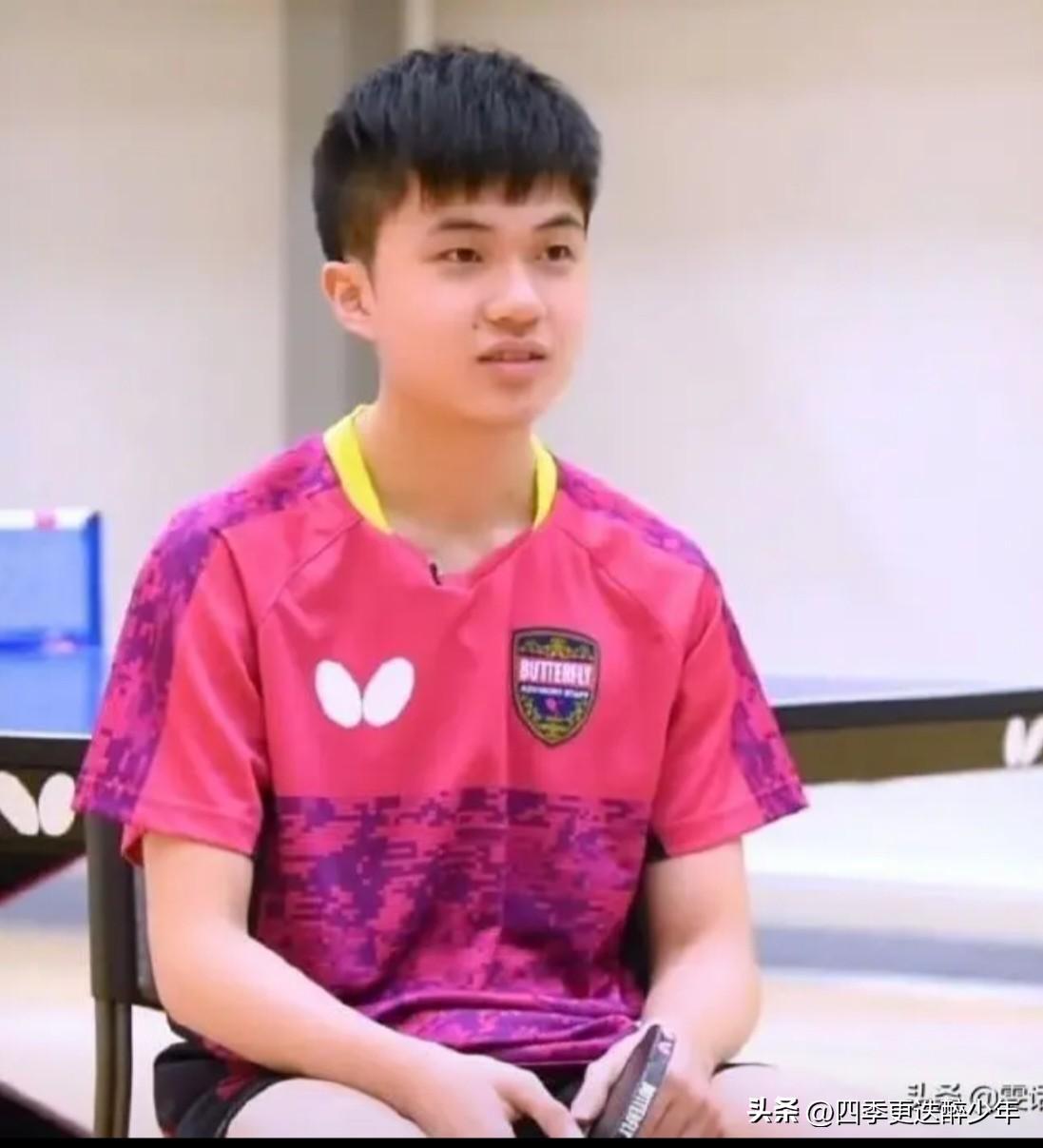 重庆冠军赛男单1/16决赛：林昀儒VS卡尔森。
  第一局林昀儒开局打至3平，4