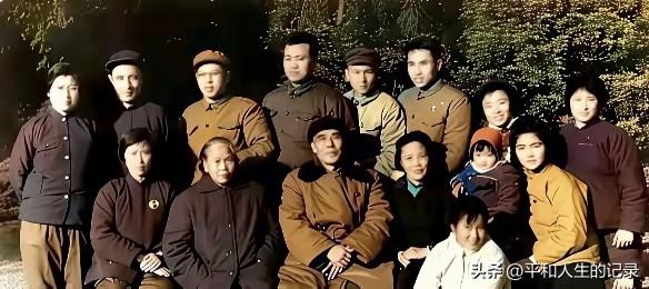 1970年春节，61岁的贺子珍与女儿李敏、哥哥贺敏学等家人，在上海湖南路的招待所