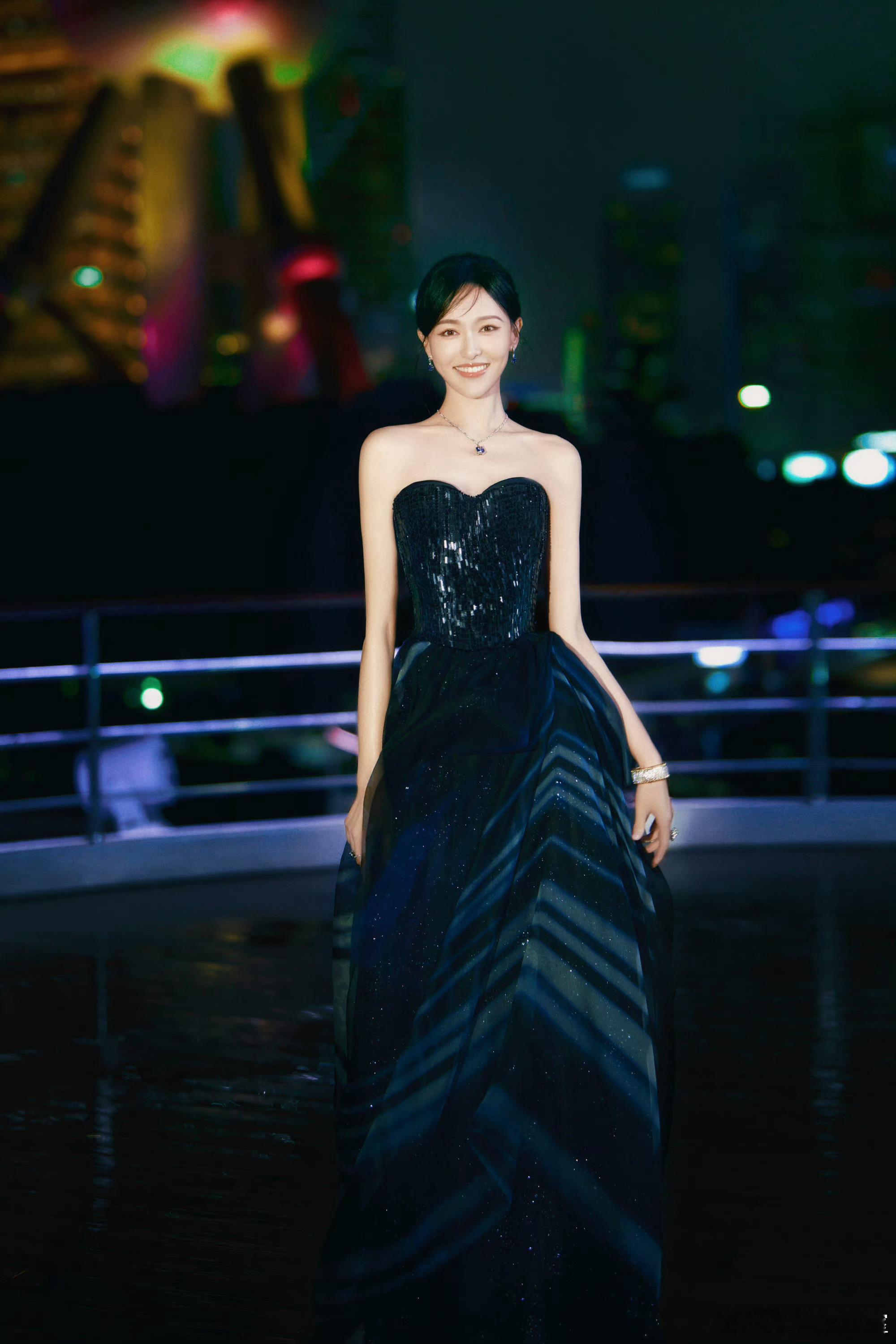 #唐嫣出图# 唐嫣：本宫穿上了你（刘诗诗）最爱的阿玛尼，去美美的领奖！ ​​​