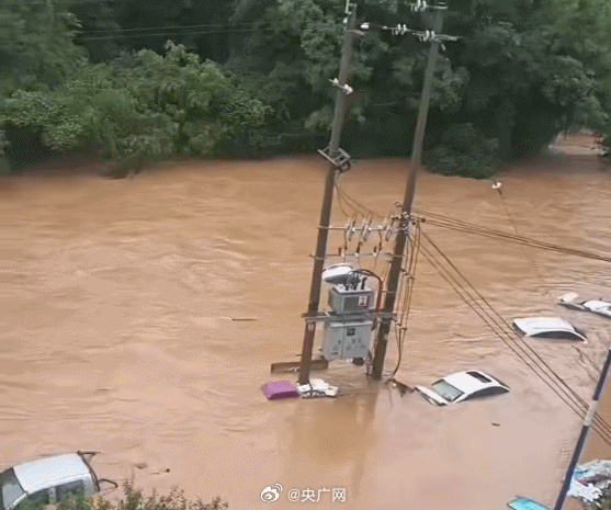 【#江西赣州多地暴雨致车辆被淹#】#赣州洪水已没过汽车车顶#5月15日晚间开始，