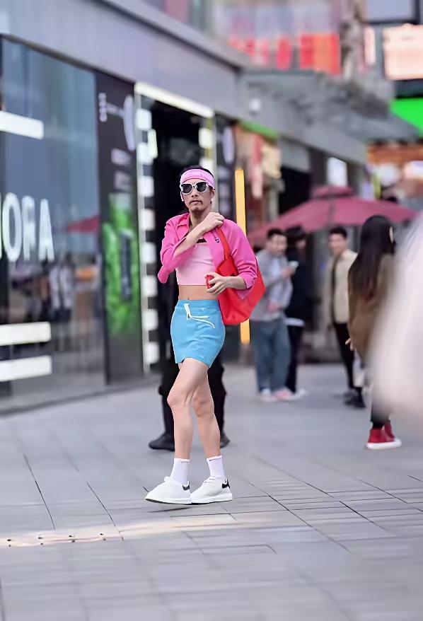 你说让帽子叔叔们去把这种人抓起来嘛，他又没有犯罪行为，你说应该让城管们把他驱逐嘛