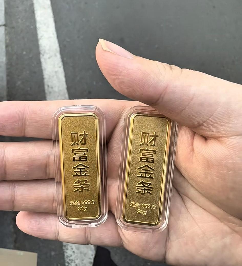 今天的金价，
气得我血压直接飙升，
8月27日，金价从1001一克猛跌到了现在的