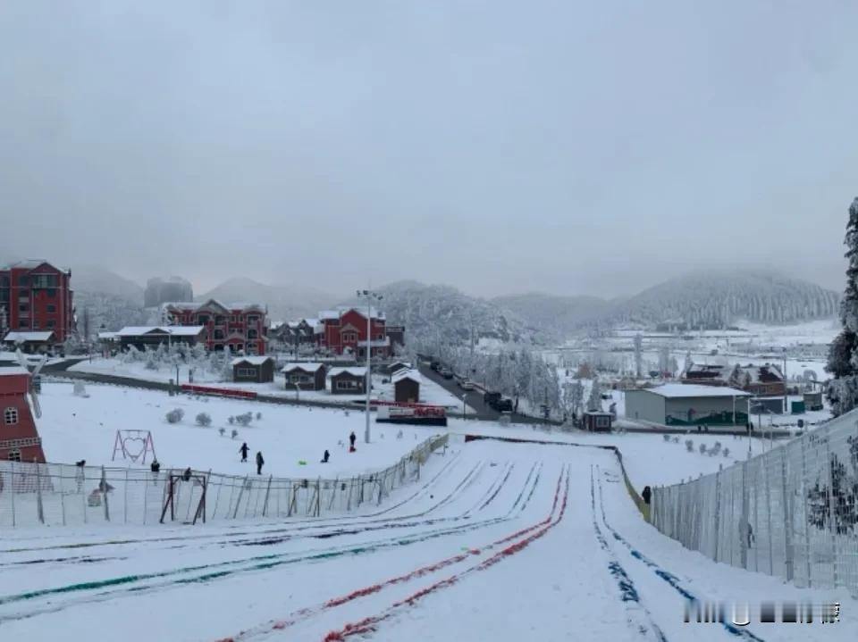 #秋日生活打卡季#
南天湖冬天可玩雪，夏天可避暑，一年四季各有特色。重庆丰都南天