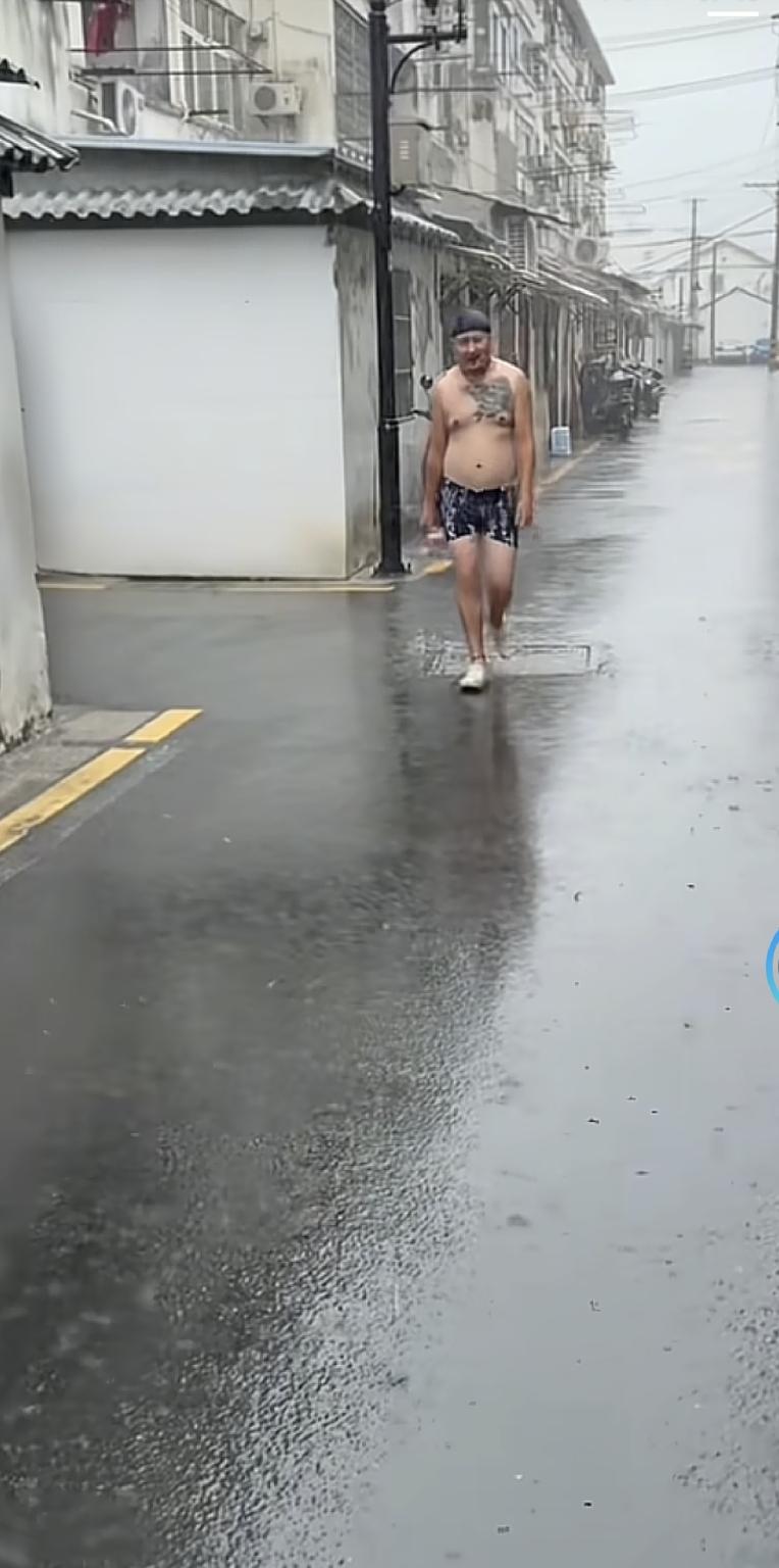这两天下大雨，我也体验一下， 免费洗澡的感觉，但前两天下雨，确实打雷了，我没敢出