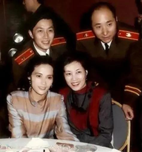 俞平与当时还是青年演员的唐国强 陈佩斯 宋晓英合影
差不多四十年过去了，宋晓英都