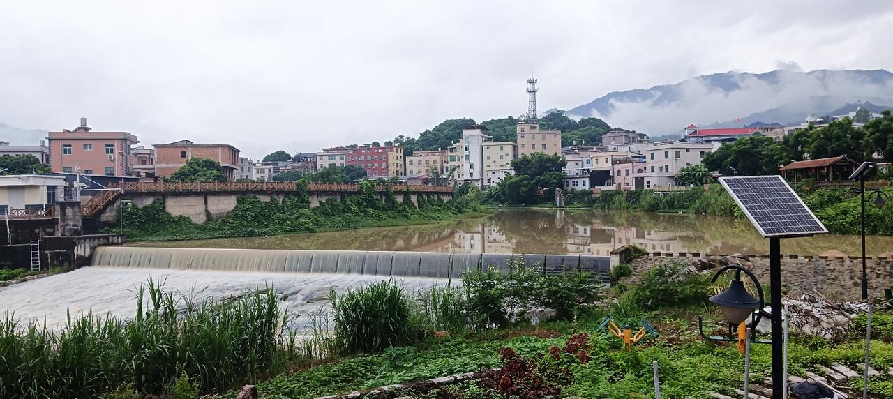 漳州市长泰区林墩——绵绵不断地雨水，下了一星期，林墩溪水流潺潺，河床暴涨，石横坝