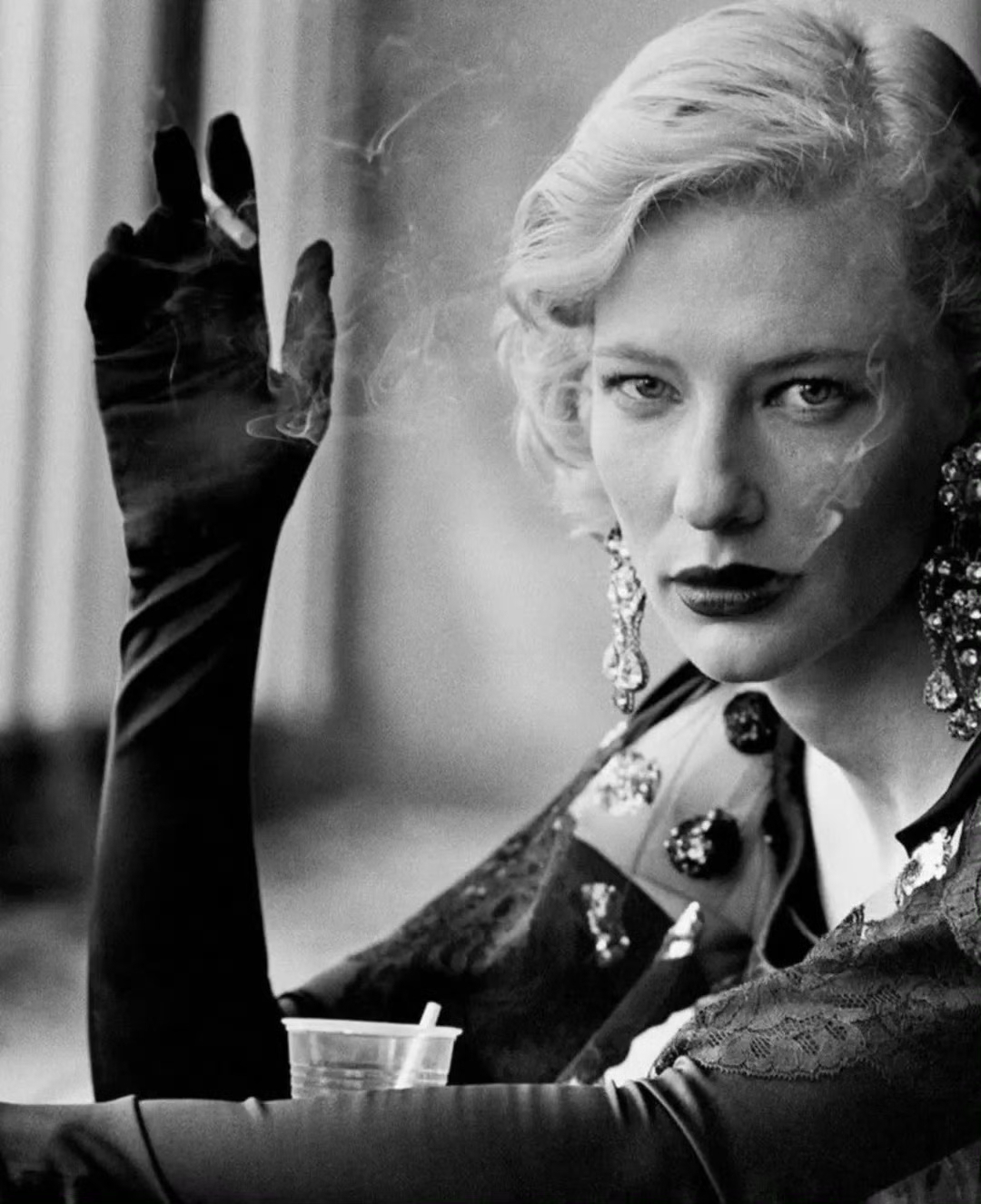 嗑颜bot 她接过了文学史上第一只递给女人的香烟。 