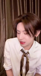 小鬼出道八周年直播最好的八周年纪念！小鬼直播重温来时路，重情重义、团魂满满，八年