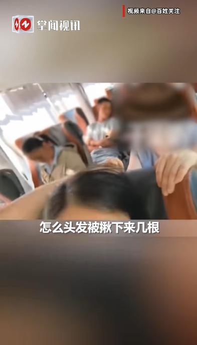 纯粹是没教养！广东，大巴车上，一乘客先上车，找好位置后便将座椅稍向后倾斜以方便休