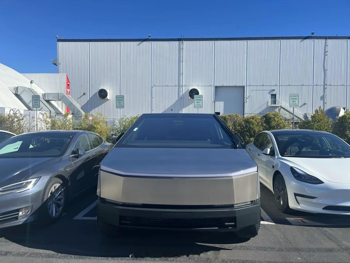 集齐不同颜色的特斯拉Cybertruck了，对于这种机器感、未来感兼具的出行工具
