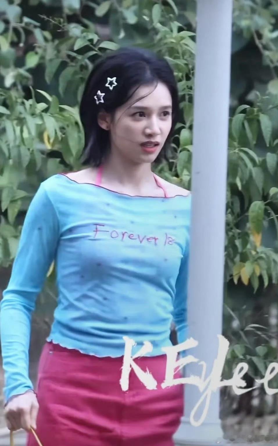 剧名都叫菜市场的白月光了，在菜市场穿成这样很正常吧，即使是这样，张婧仪还是漂亮的