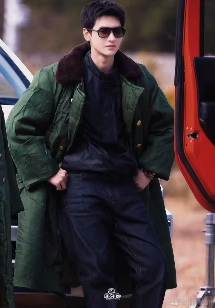 黄俊捷用这张脸搞抽象我乐个神落村长着标准偶像剧男主脸，私底下主打一个无拘无束放飞