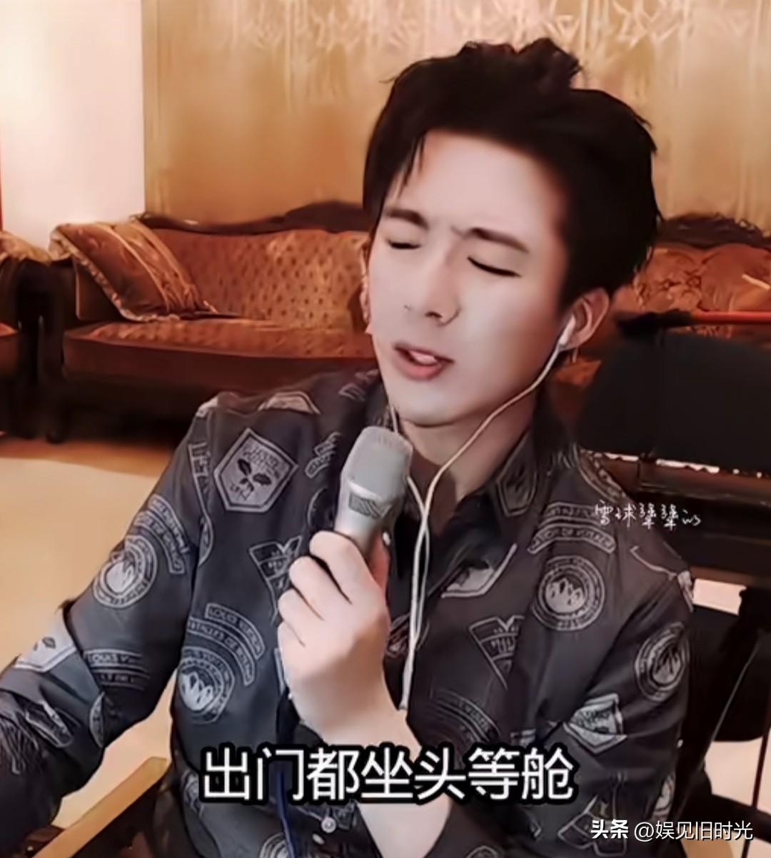 看刘宇宁直播太有意思了，竟说大实话。

有人说明星一出门就坐头等舱是不是太飘了，