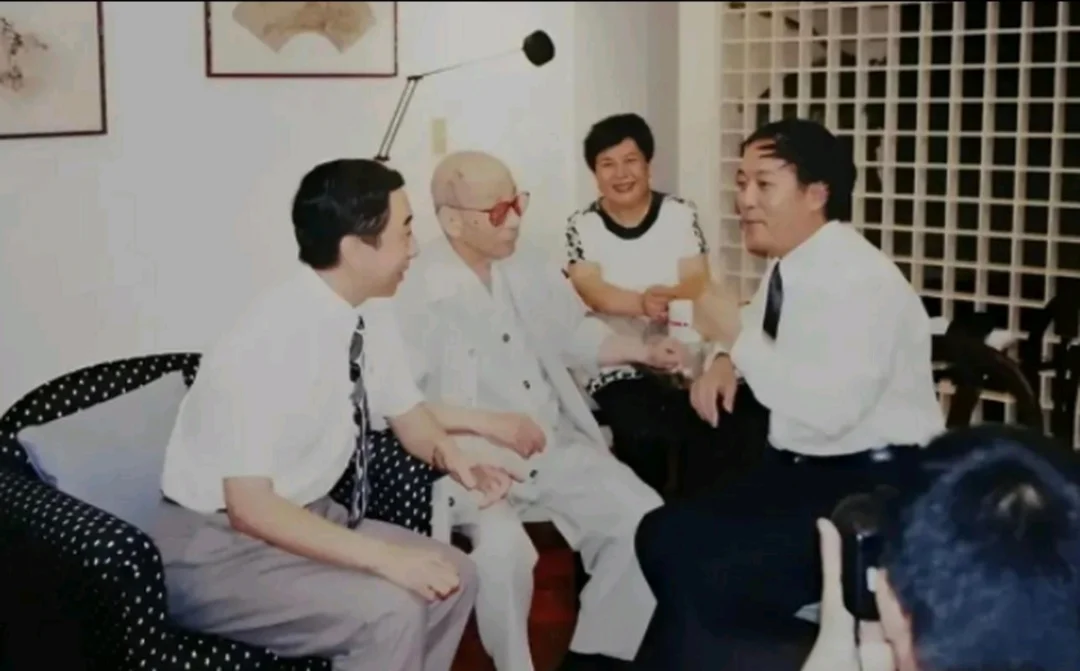1993年冯巩在台湾拜访张学良，此时的张学良已经是92岁的高龄。 从辈...