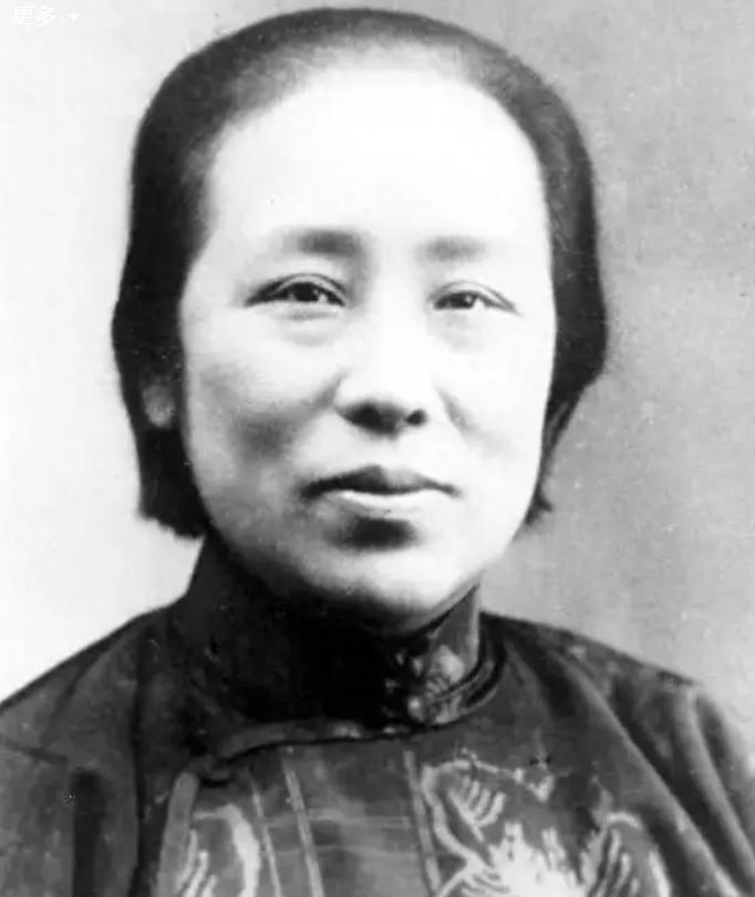 1941年，何香凝在逃离香港途中，被一伙人开枪逼停了船，船长绝望了，何香凝却说：