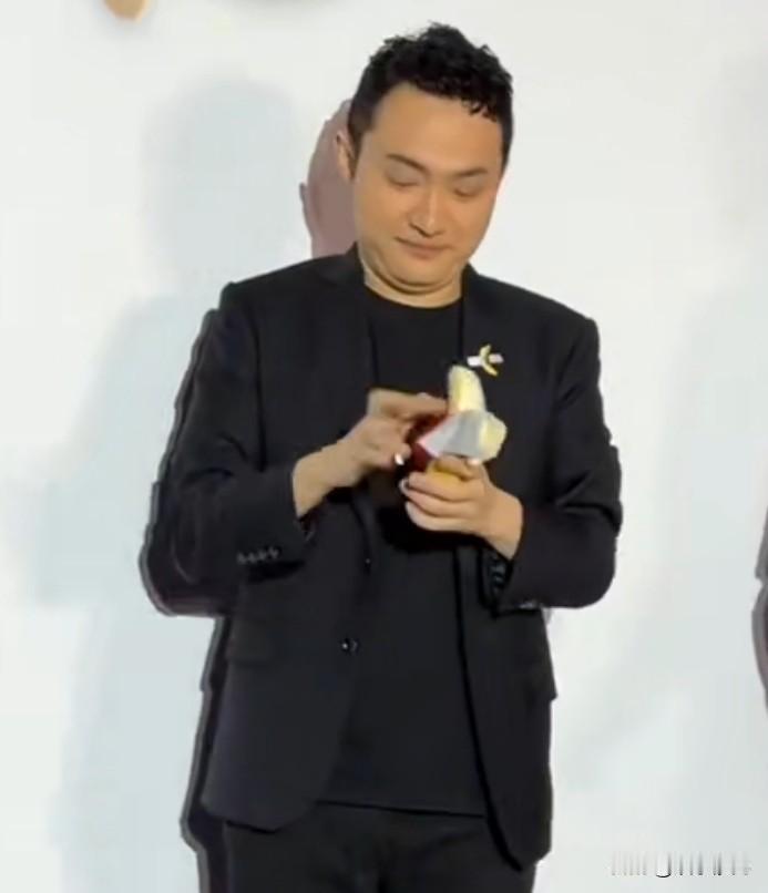 孙宇晨身家85亿美元，曾拍下4500万的一个香蕉当场吃掉！


85亿美元，按照