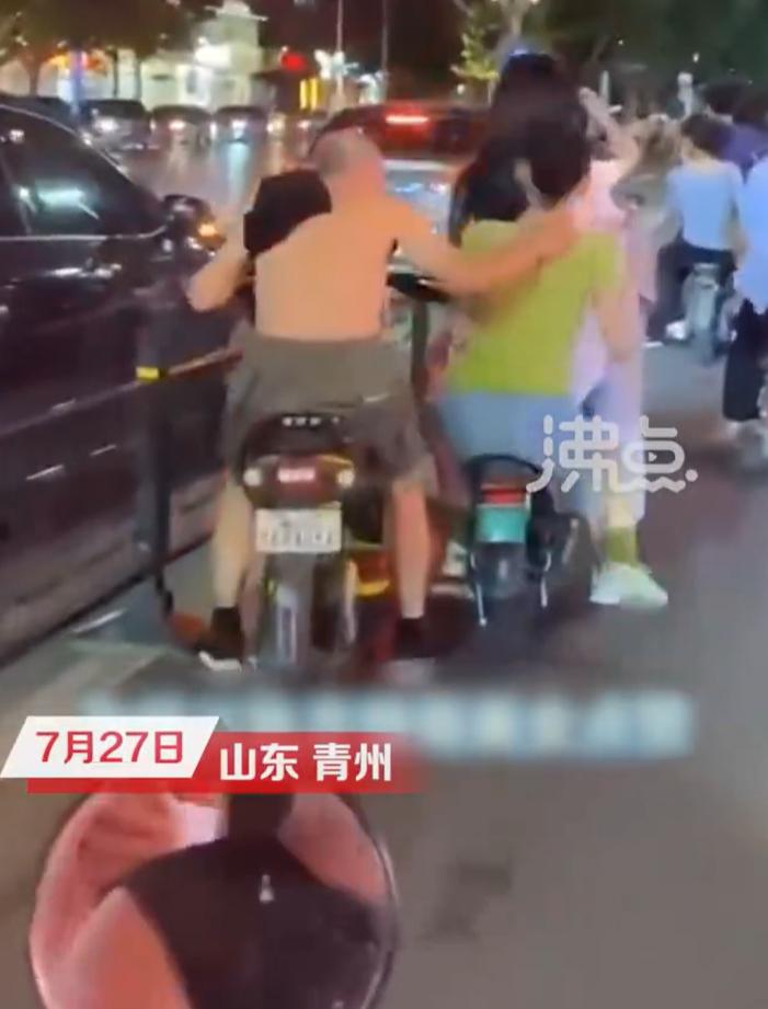 【网曝 路人怒斥变态还被怼】7月27日，山东青州，网友发视频称：两女孩骑车等红绿