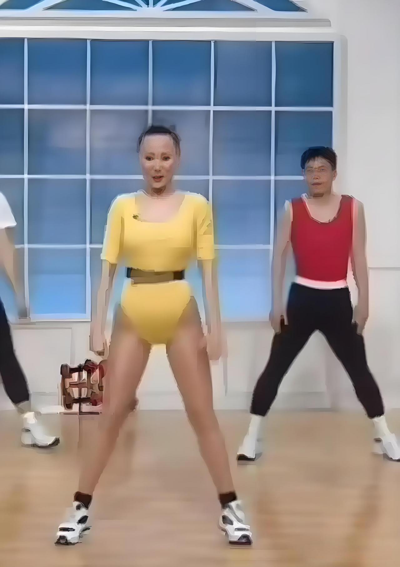 如果这么糊的图片你还知道她是谁，那么恭喜你，超过40了[捂脸][捂脸][捂脸]