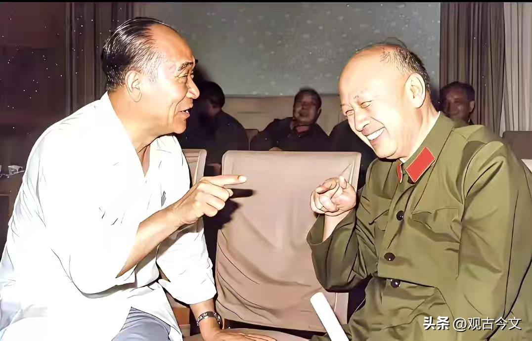 历史时光
80年代，侯宝林大师，钱学森参加人民大会堂举行的第五届全国人大会议，会