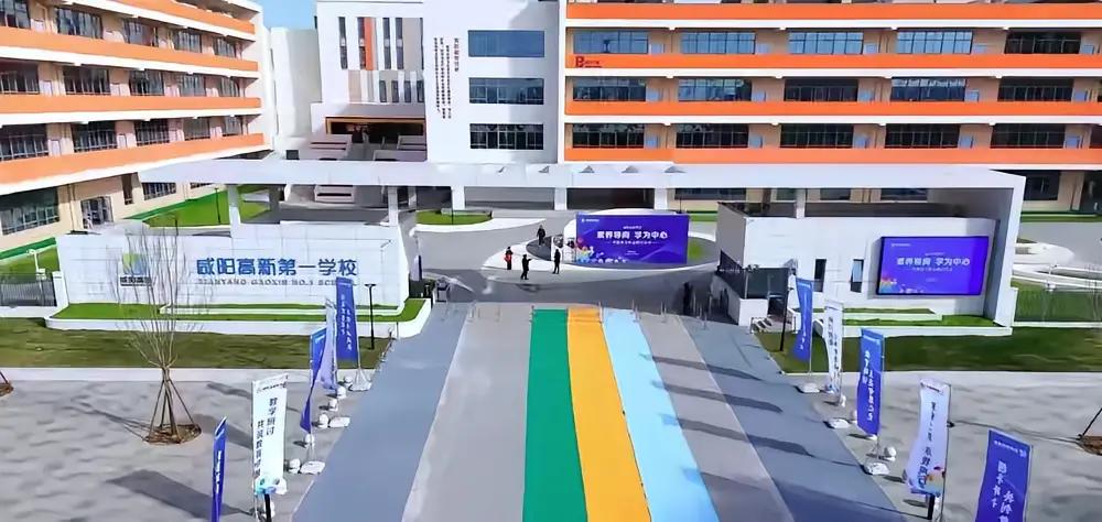 咸阳一女教师上课打电话，被认定教学事故，并被罚款100元在全校通报！

像这样的