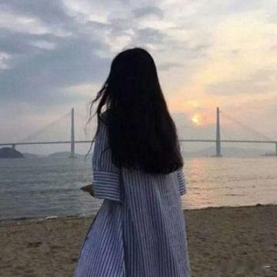 每天清晨六点准时醒，
忙着做早饭，收拾屋子，送孩子出门。
 
一年四季，日复一日