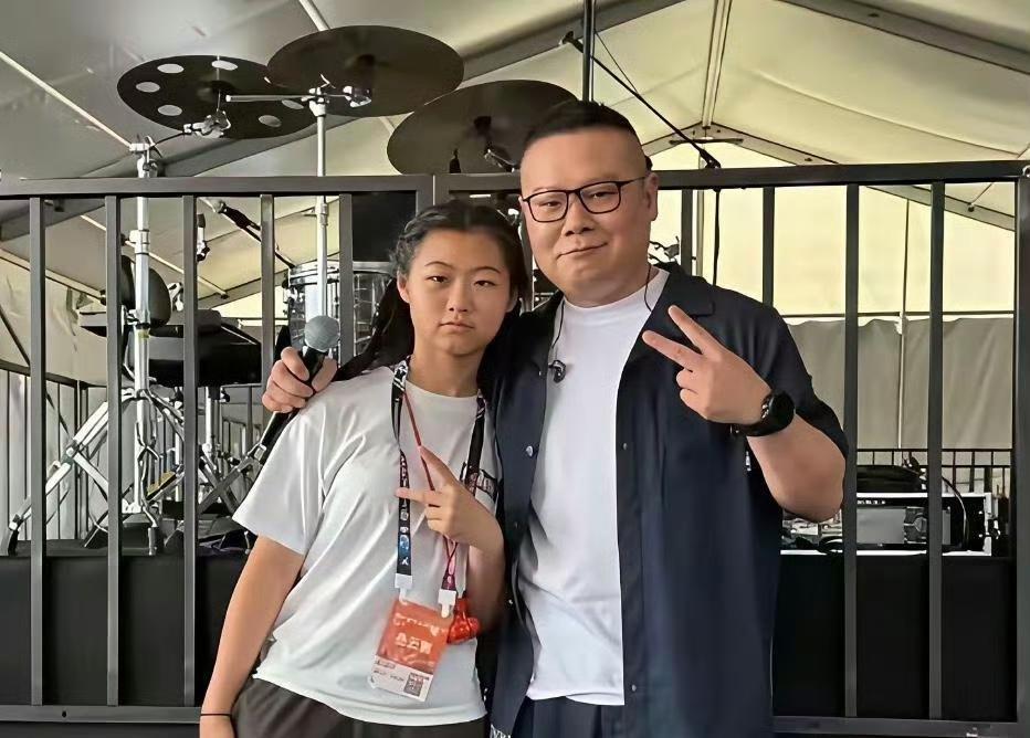 岳云鹏：来闺女，往我这边靠一点，比个耶，咱们拍张合照。

岳知予（一脸淡定，浅浅