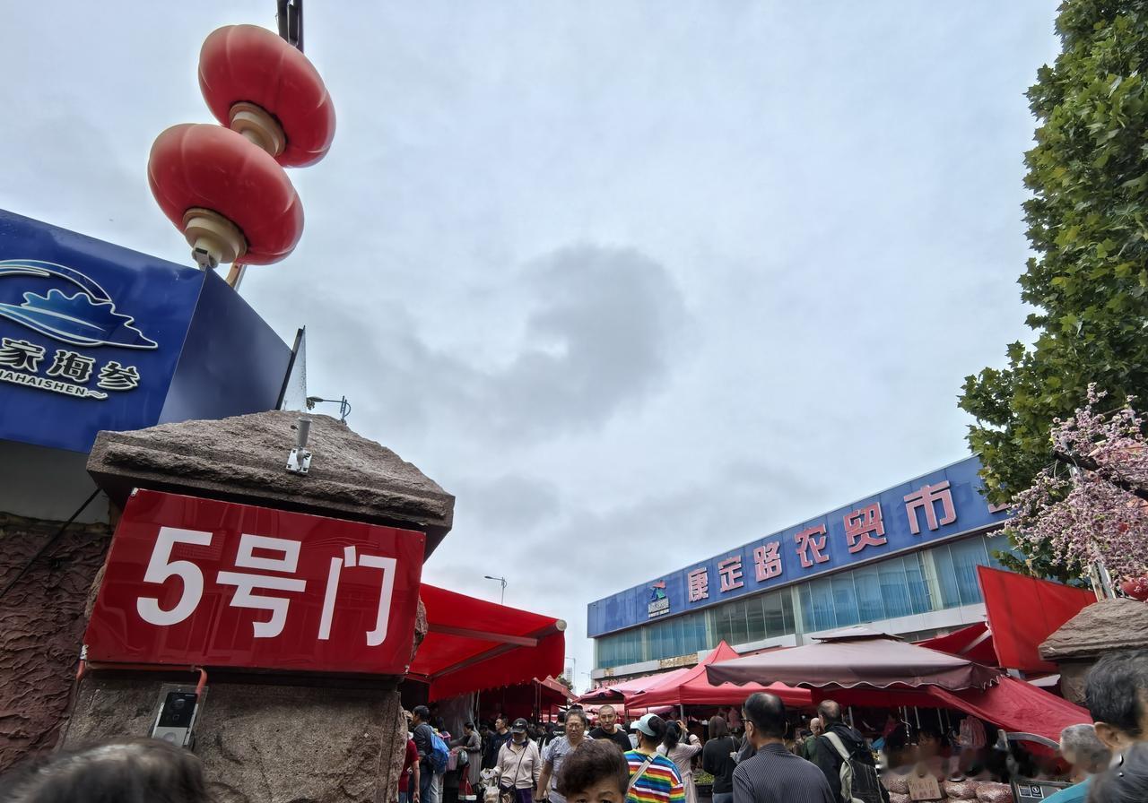 2号， 3号， 4号，5号，5号门最拥挤。那么其他4个门在什么地方呢？沿着5号门