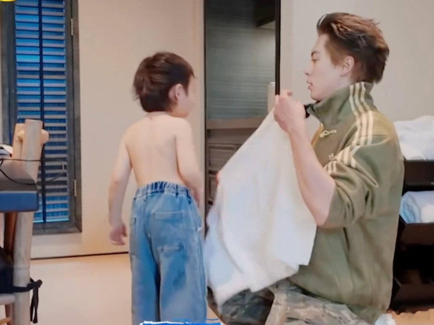 好像看到了王鹤棣当爸爸的样子  王鹤棣带孩子这段好温柔！用孩子的视角来进行沟通吸