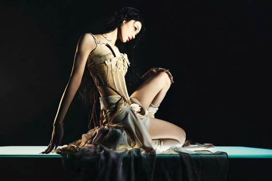 沈小婷翡翠绿瞳 沈小婷神女降临 谁还没有被沈小婷惊艳！翡翠绿瞳清冷动人，刚柔交织