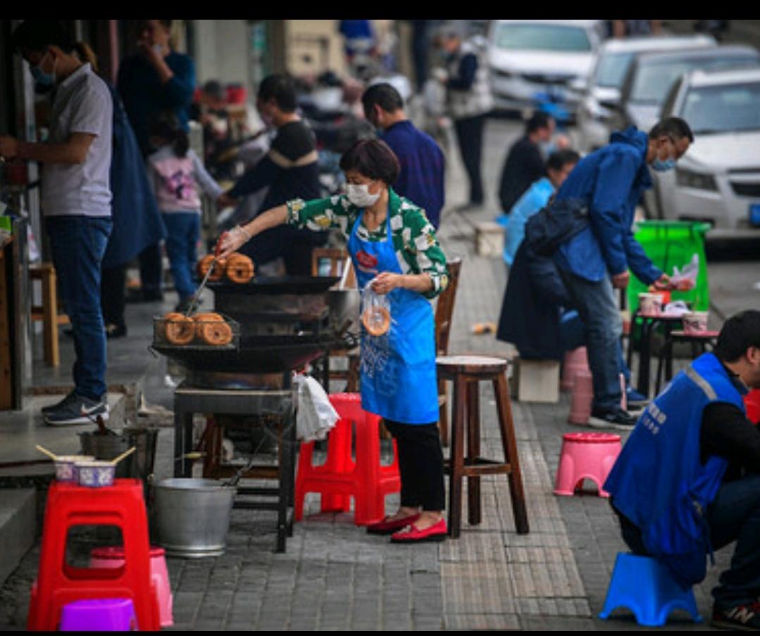 走投无路的时候,摆地摊丢人吗?
一点都不丢人！
 
比起饿肚子、被债主追、家人跟
