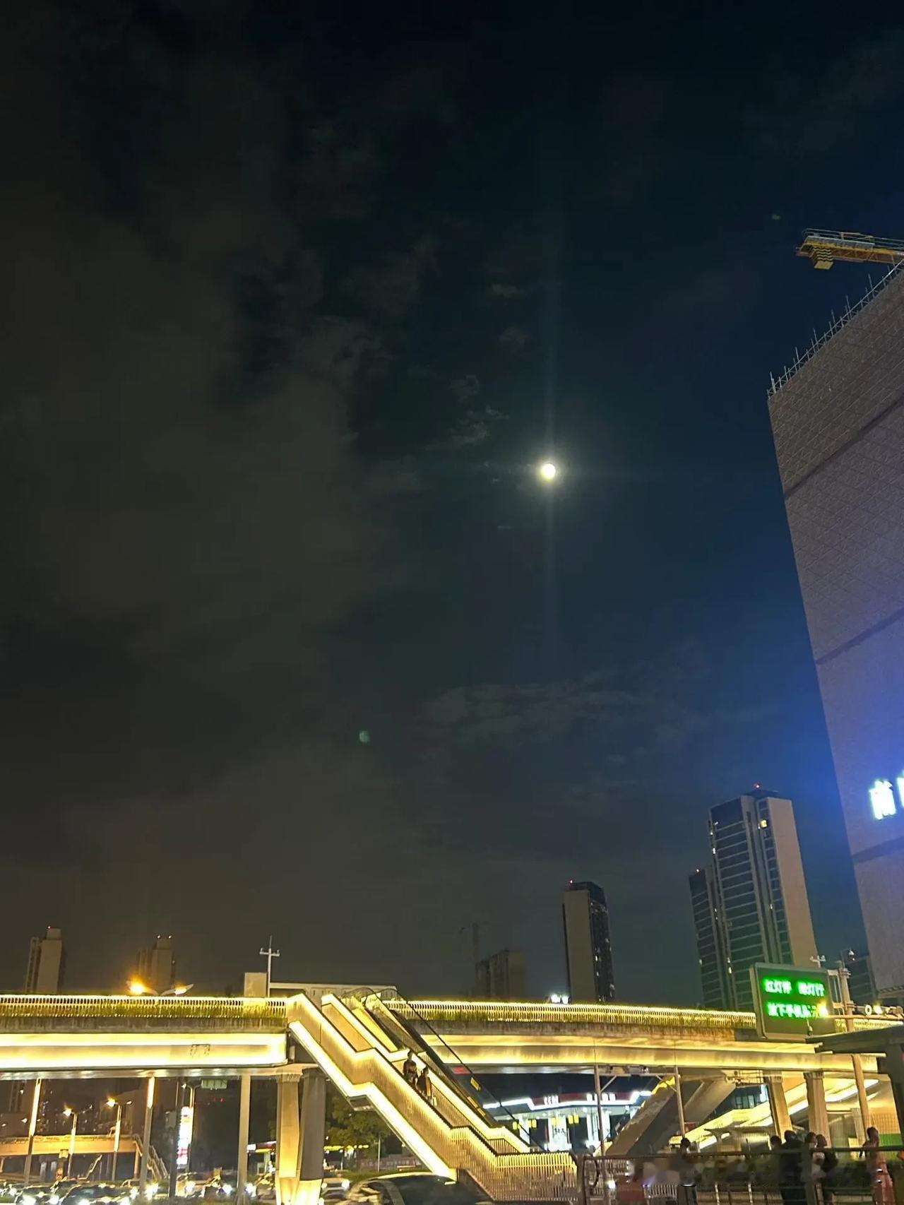 今天中秋节，上午和儿子视频，儿子一句话让我热泪盈眶。

儿子今天一大早的飞机从揭