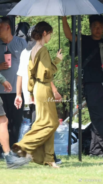 田曦薇橄榄绿露背长裙田曦薇林青完全妈咪来的 橄榄绿露背长裙太绝，期待田曦薇的林青