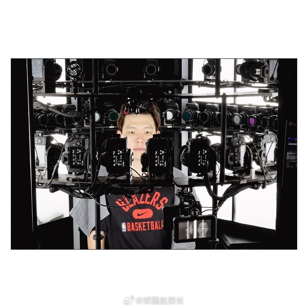 开拓者跟队摄影师放出了小杨拍2K面补时的照片[嘻嘻] 霍勒迪高度评价杨瀚森 ​​