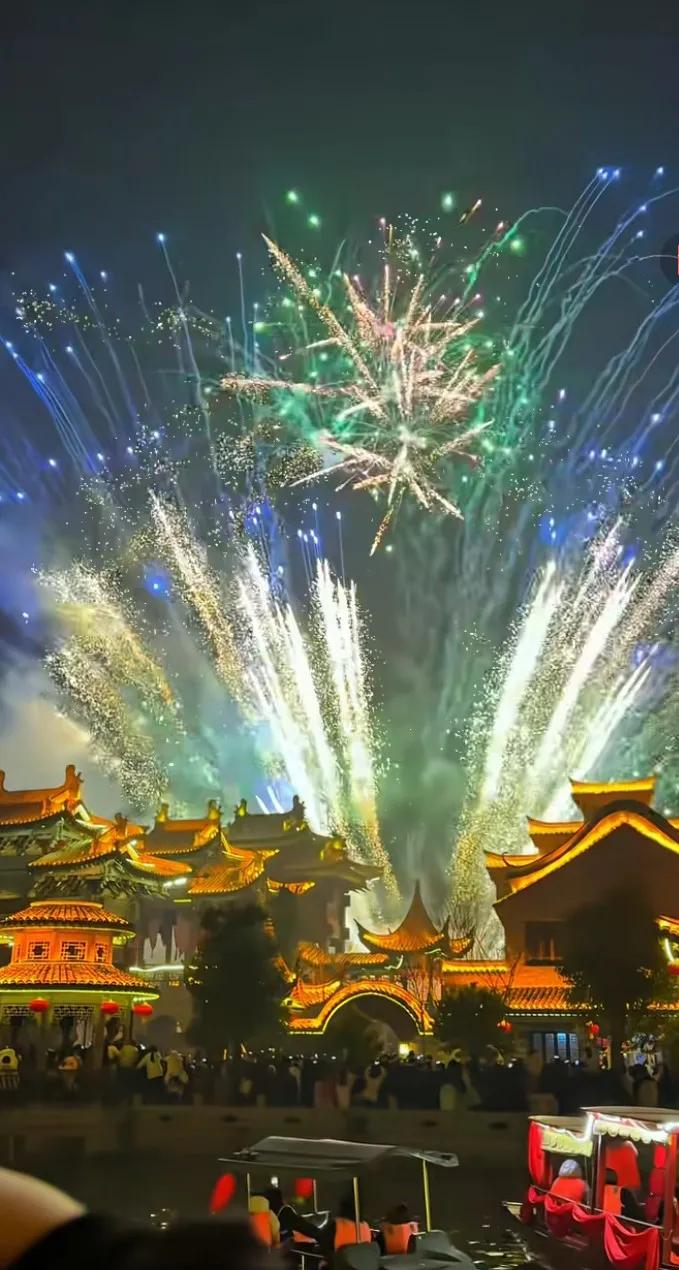 《闹元宵》二
2025/2/12
元宵佳节至，
华夏尽欢腾。 
明月当空照，
花