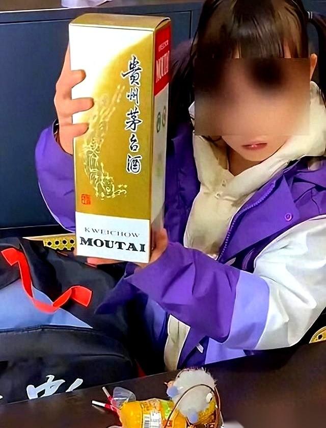 你以为是天上掉馅饼，结果人家是专业写剧本的。
那个50块钱在学校跳蚤市场，“淘”