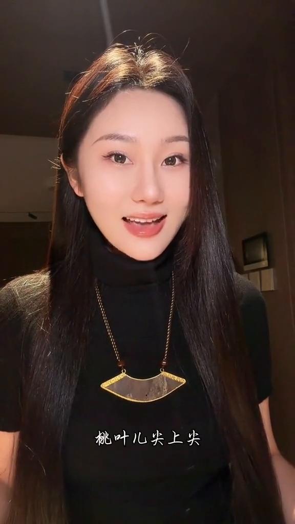 《探清水河》。
桃叶儿尖上尖，柳叶儿就遮满了天。在其位这个明阿么，细听我来言。此